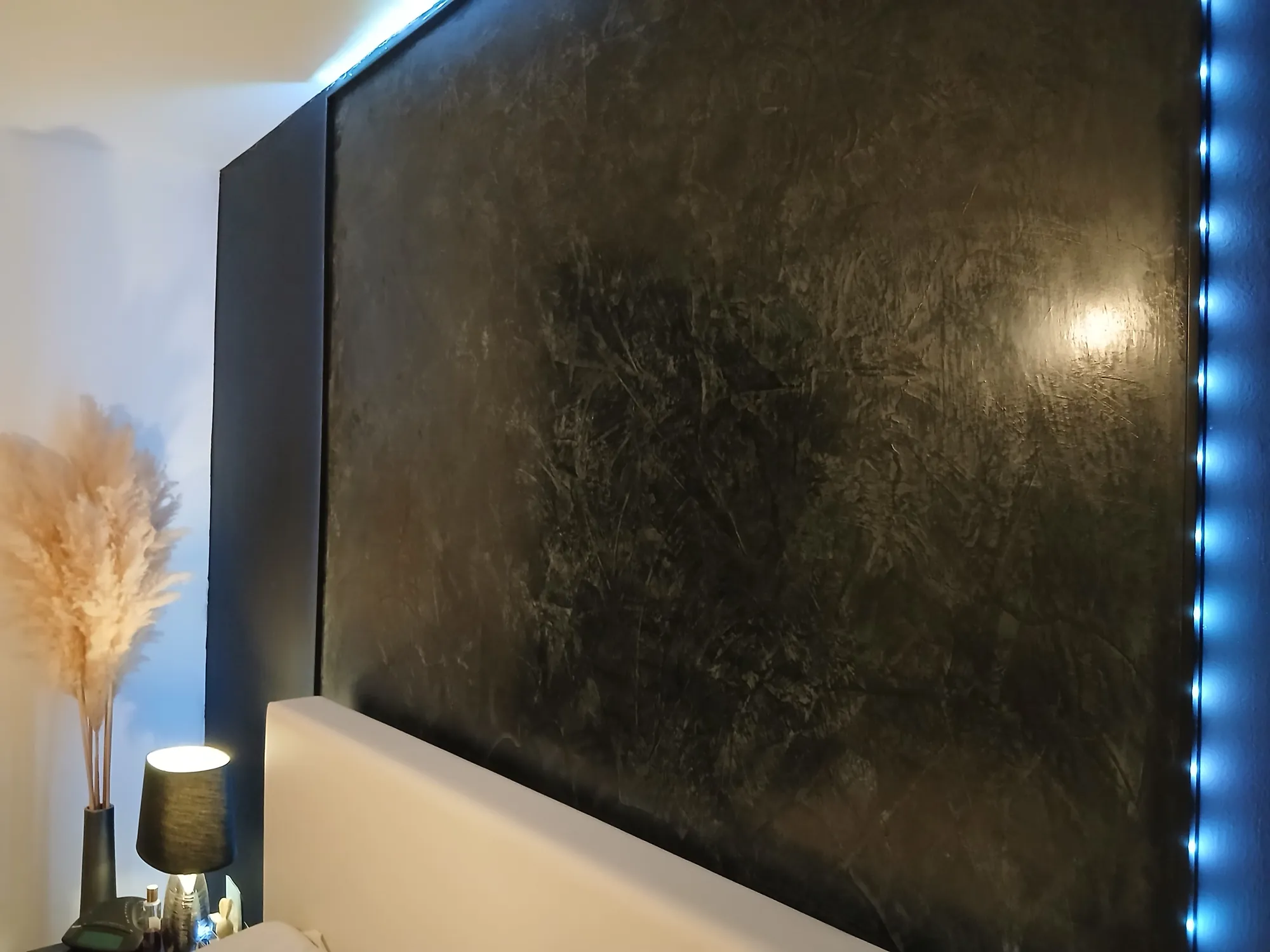Détail d'un panneau mural en béton ciré aux reflets bronze