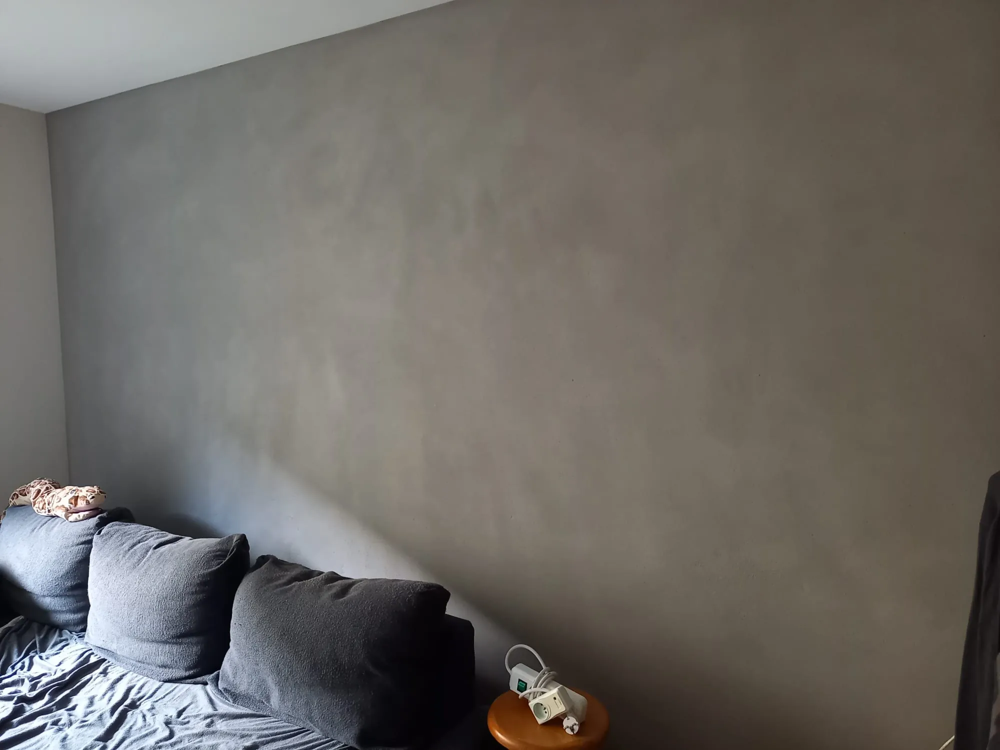 Chambre aux murs enduits à l'argile, finition mate et teinte terre naturelle