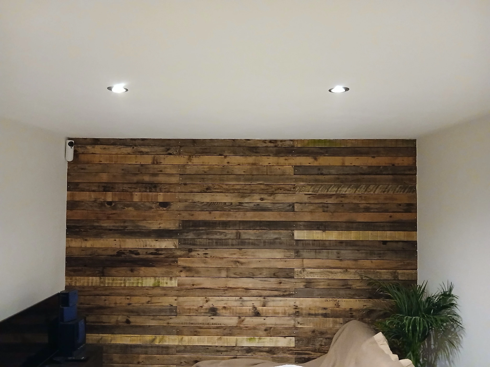 Mur en argile texturé dans un salon lumineux