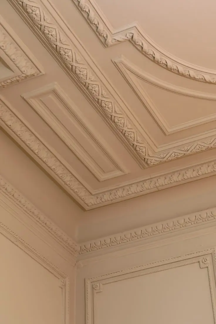 Plafond ancien restauré avec finitions minérales